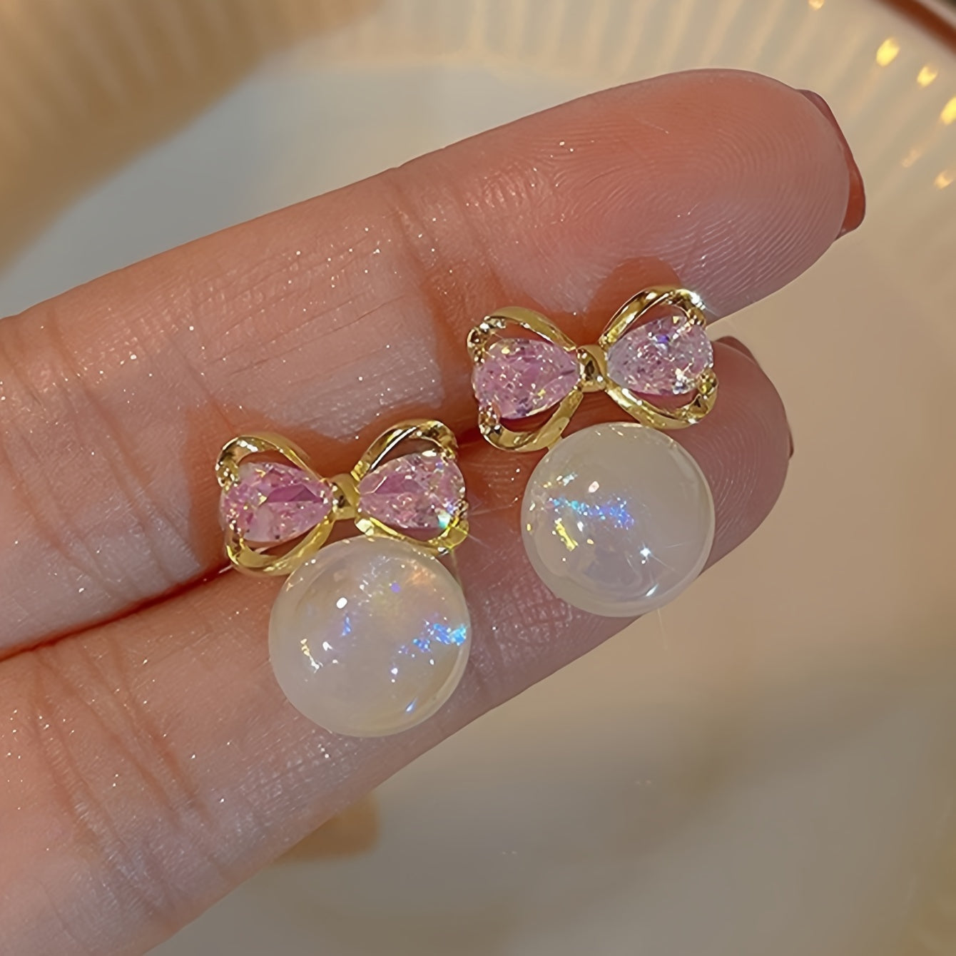 Elegante Ohrstecker mit Schleife und Kunstperlen – luxuriöse Zinklegierung für Damen, perfekt für den Alltag oder Partys.