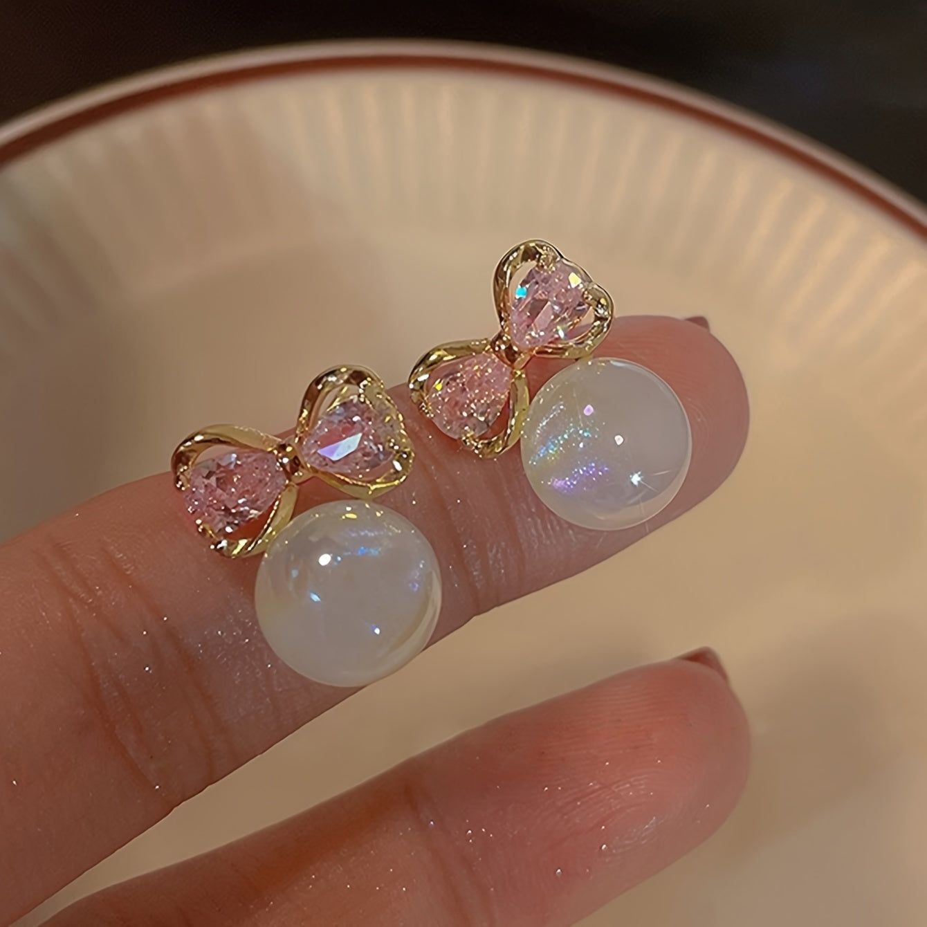 Elegante Ohrstecker mit Schleife und Kunstperlen – luxuriöse Zinklegierung für Damen, perfekt für den Alltag oder Partys.