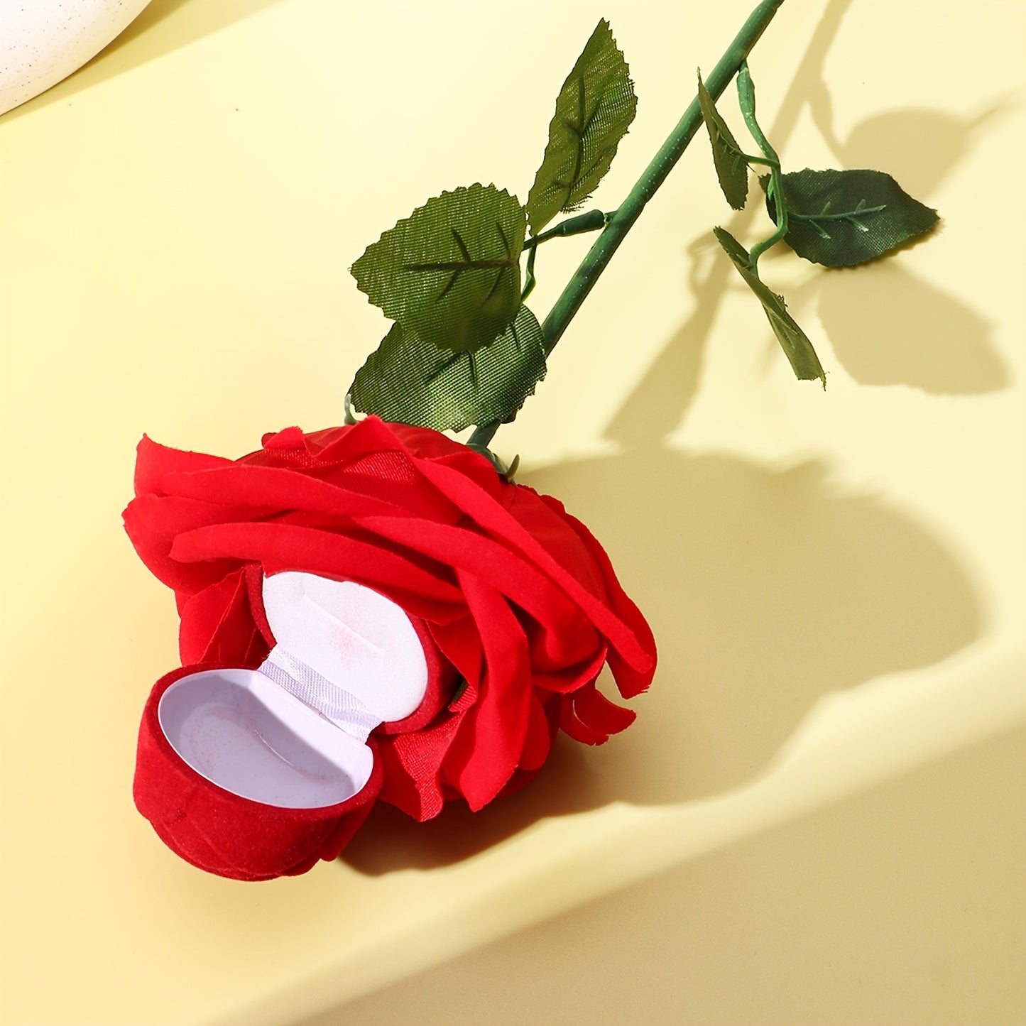 Moderne Verlobungsring-Box in Rosenform – 1 Schmucketui aus Samt mit Blumenmotiv und Stoffinnenseite, Magnetverschluss, abschließbar, Tischdisplay – ideal für Heiratsanträge, Hochzeiten und besondere Anlässe