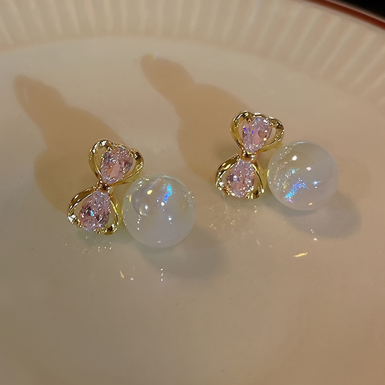 Elegante Ohrstecker mit Schleife und Kunstperlen – luxuriöse Zinklegierung für Damen, perfekt für den Alltag oder Partys.