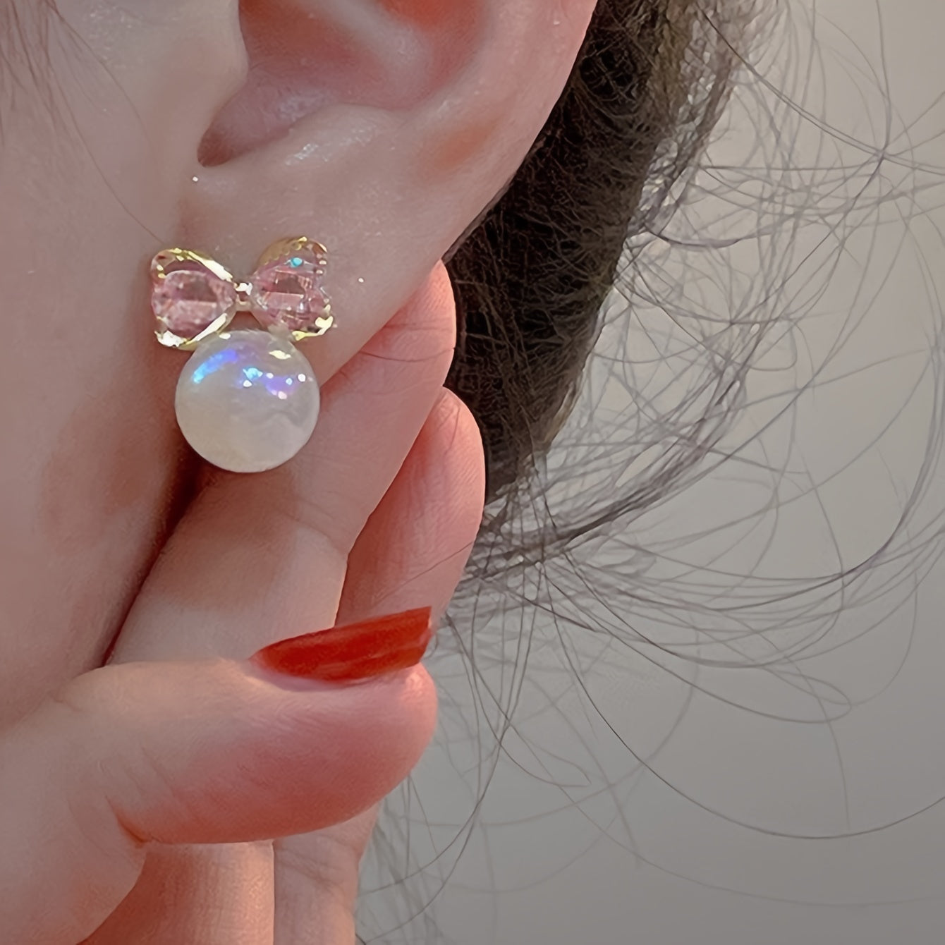 Elegante Ohrstecker mit Schleife und Kunstperlen – luxuriöse Zinklegierung für Damen, perfekt für den Alltag oder Partys.