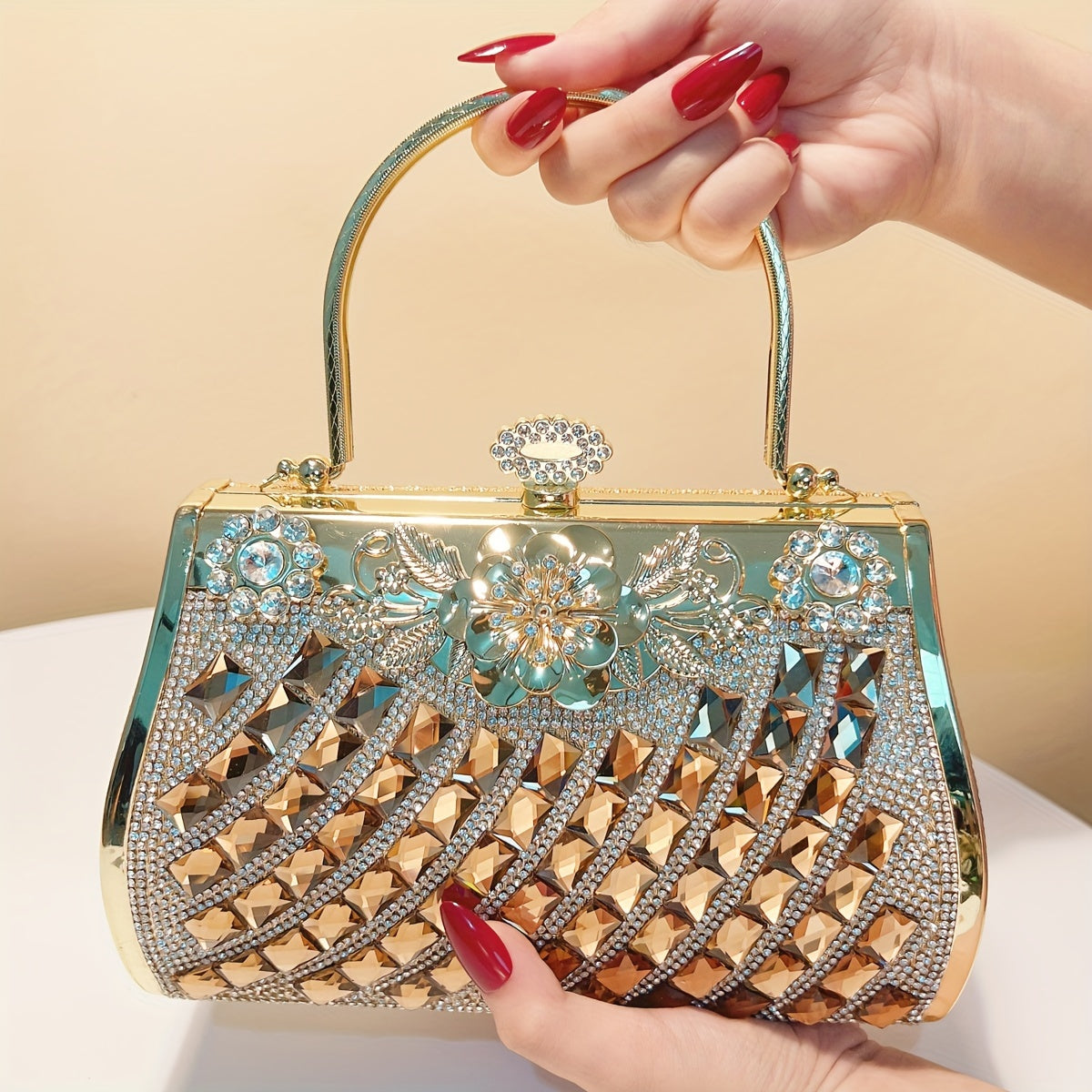 Elegante goldene Abendtasche mit Strasssteinen und Perlen – luxuriöse Clutch mit Metallgriff, aufwendige Perlenstickerei, Polyesterfutter für Hochzeiten, Abschlussbälle und formelle Anlässe
