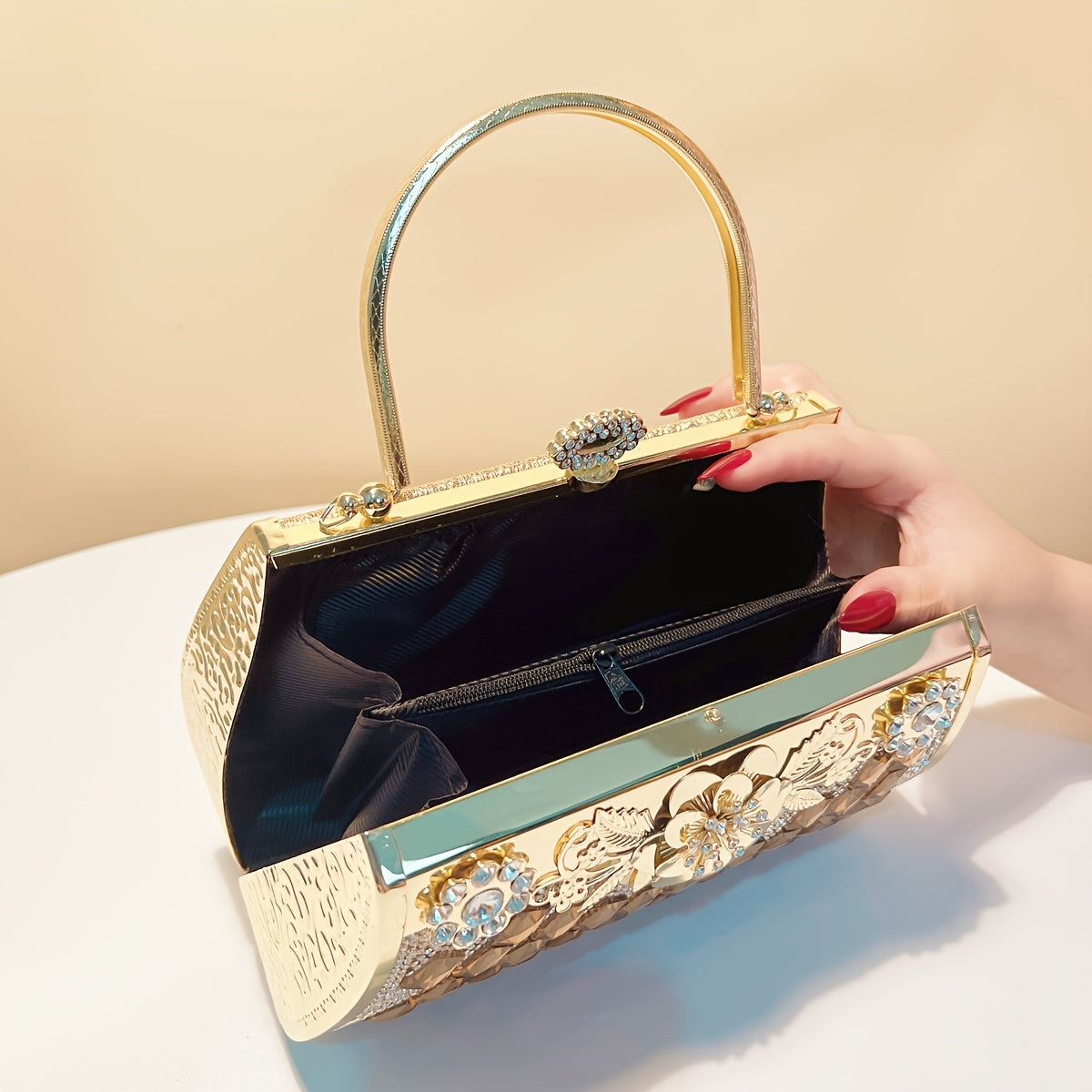 Elegante goldene Abendtasche mit Strasssteinen und Perlen – luxuriöse Clutch mit Metallgriff, aufwendige Perlenstickerei, Polyesterfutter für Hochzeiten, Abschlussbälle und formelle Anlässe