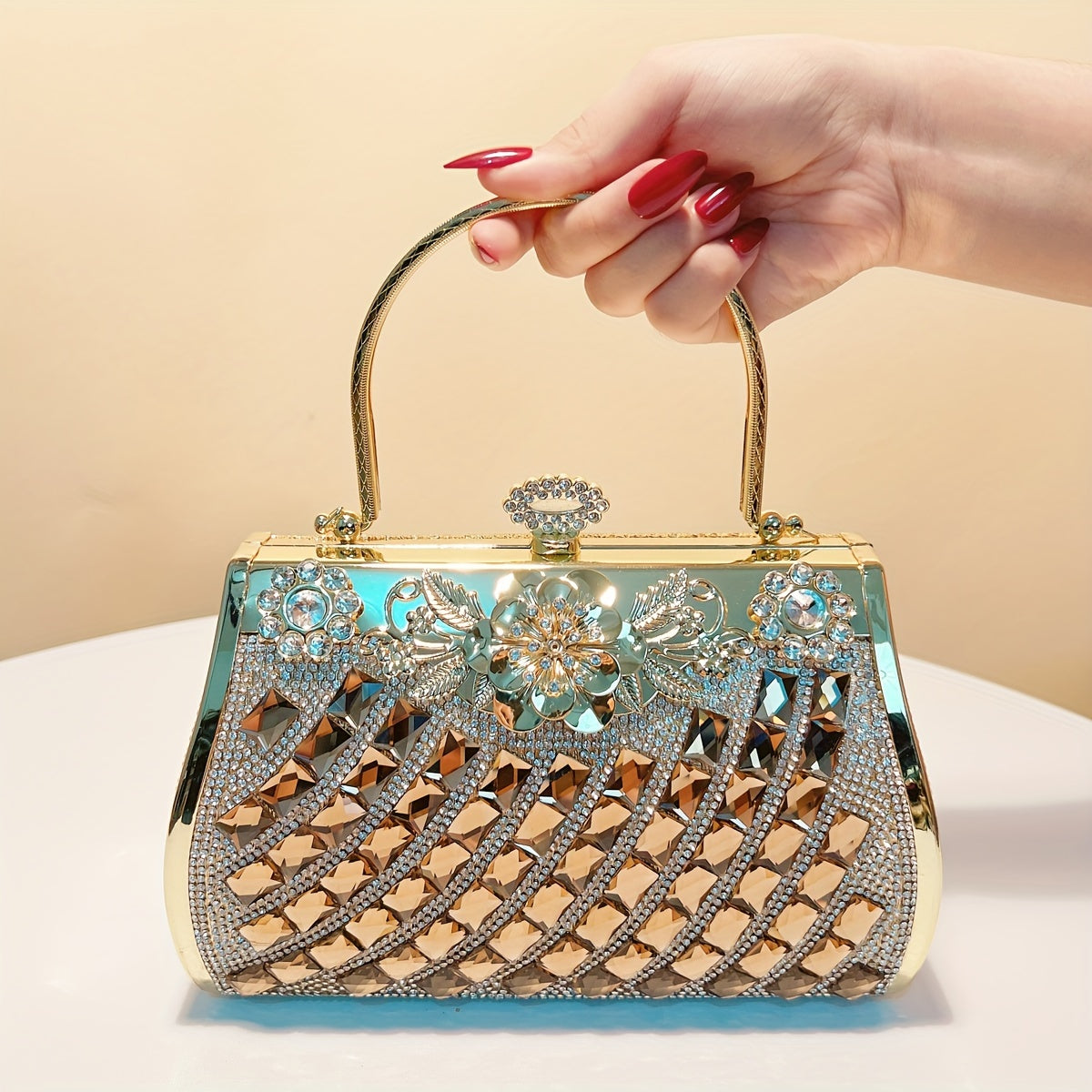 Elegante goldene Abendtasche mit Strasssteinen und Perlen – luxuriöse Clutch mit Metallgriff, aufwendige Perlenstickerei, Polyesterfutter für Hochzeiten, Abschlussbälle und formelle Anlässe